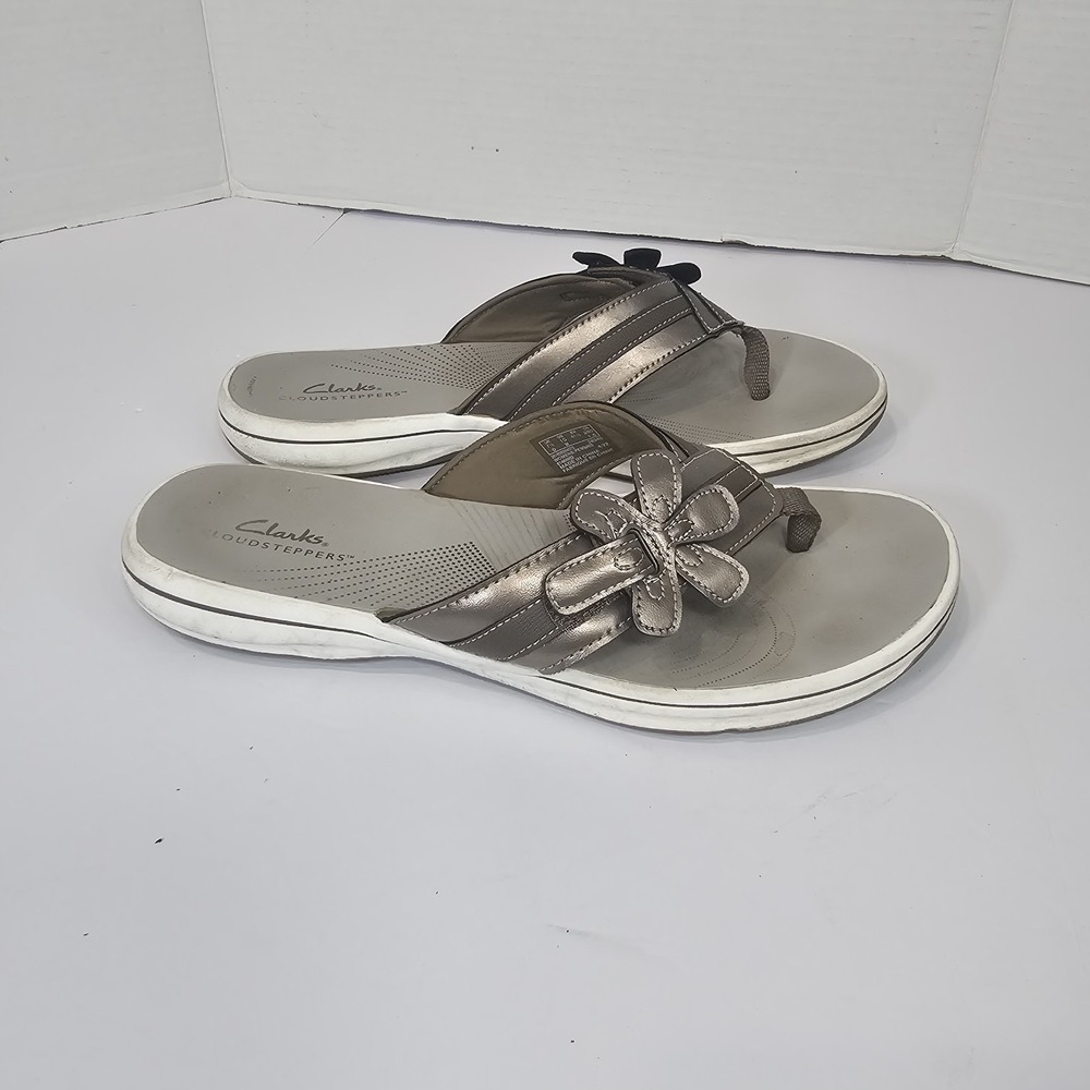 Clarks Cloudsteppers Women's Size 10  Sandal Silver Flower Details Cushion Soft